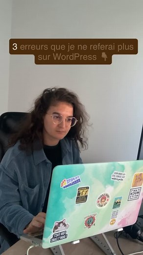 3 erreurs que je ne referai plus sur WordPress 👇 ➤ Copier-coller un texte sans vérifier le code. Résultat : plein de balises parasites, des espacements chelous et des styles qui se mélangent. Moralité : toujours faire ´coller sans mise en forme’ (et garder son calme). 😅 ➤ Reformater chaque titre un par un. Au lieu d’utiliser le copier-coller de style, je passais un temps fou à régler les marges, tailles et couleurs manuellement. Maintenant, je copie le style une fois… et je gagne une heure de 