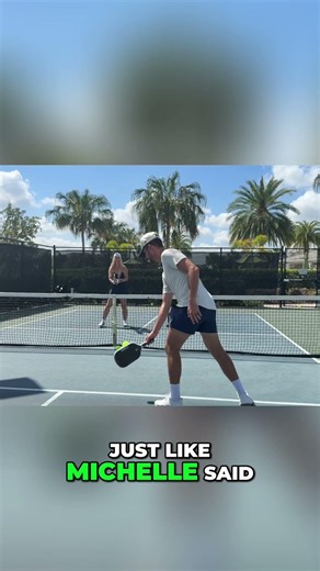 When do I hit a two hand vs one handed backhand? WATCH THIS #pickleball #pickleballtips