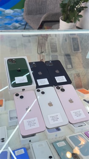 Treasure -Эрдэнэс - Баталгаат гар утас худалдаа on Instagram: "🔥 БЭЛЭН НӨӨЦ — ХЯМД ҮНЭ 🔥 📱 iPhone 13 — 128GB / 512GB ✨ Сонголт бэлэн 💰 Үнэ: 990,000₮ – 1,300,000₮ 🎁 Дагалдах бэлэг: • Дуу тусгаарлагчтай чихэвч 🎧 • Шилэн наалт • Кейс • Adapter • USB • 6 сарын баталгааны хуудас 🚗 Бэлэн нөөцөөс шууд хүргэлттэй! 📸 Камер, дэлгэц, гүйцэтгэл найдвартай 👉 128GB-аас 512GB хүртэл өөртөө тохируулж сонгоорой 🚗 Бэлэн нөөцөөс шууд хүргэлттэй! 📞 Холбоо барих: 90080004 📍 Хаяг: Төв Теди ертөнцийн зүүн 