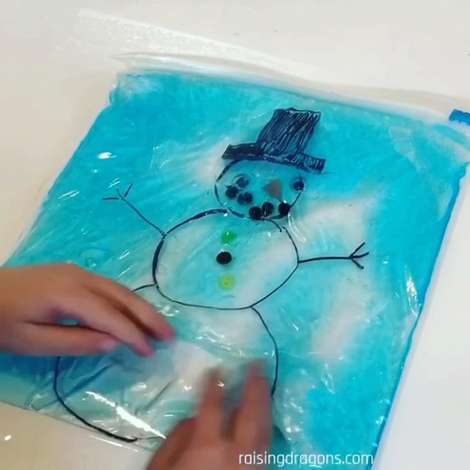 Build-A-Snowman Winter Sensory Bag ⛄️ ages 2 ⛄️ Such a fun, winter, sensory activity that takes only a few minutes to set up! Full details: https://www.raisingdragons.com/build-a-snowman-winter-sensory-bag/ | Raising Dragons - Activities For Kids