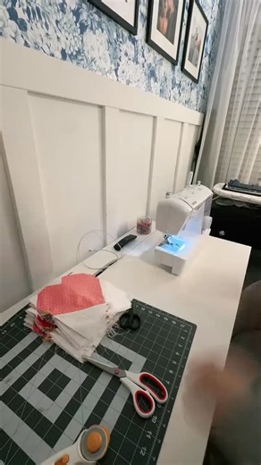 Lynn L. Thompson on Instagram: "Sew the first four rows with me ❤️❤️❤️❤️ this heart quilt is one of my favs! These freaking prints???? Are we kidding??? Fabrics are from Hobby Lobby @RileyBlakeDesigns @North Shore Quilting @savers_thrift Enjoy my speed sewing, if only it were actually that fast 🥲 Credit : ashleytaylorplatt❤️ #sewing #quilting #ValentinesDay #heartquilt #DIY"