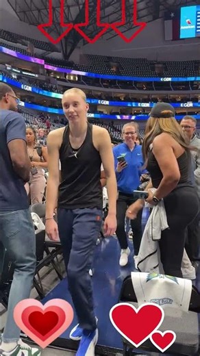 Paige Bueckers RUNS BACK to Sign Autograph for Young Fan 🥰 Heartwarming Moment Goes VIRAL! #shorts