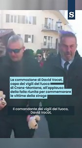 La commozione di David Vocat, capo dei vigili del fuoco di Crans-Montana, applaudito dalla folla riunita per commemorare le vittime della strage al locale Le Constellation. La sua squadra è stata la prima a intervenire durante l'incendio. Video franceinfo, Le 20h- France Télévision #CransMontana | La Stampa