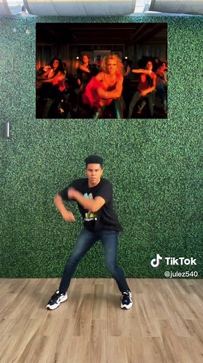 When I tell y’all, Slave 4 U is HARD. This dance is so much more intricate than you think. #britneyspears #britney #slave4u #gay #gayboy #lgbtq #gaytiktok #2000s #millennial