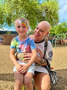 272K views · 24K reactions | Her first time meeting someone else with Alopecia! 凉﫶 Ran into sweet Charlie and her mom while I was painting in the park in Phoenix.. the most special moment! Representation matters, and seeing someone who looks like you can bring out a whole new layer of confidence.  Tk Marie (posted with family’s permission) #alopecia #alopeciaawareness #hairloss #facepaint #makeup #different | Abby Wren Holland | Facebook