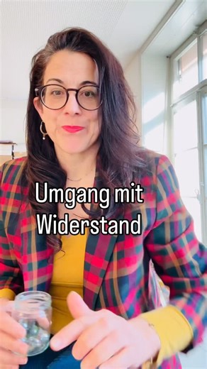 Woher kommen eigentlich meine Impact-Techniken? 🤔 Im Video zeige ich euch, wie ich mit Murmeln arbeite, eine weitere Impact-Technik, die in meinem Klassenzimmer zum Einsatz kommt. Ich werde oft gefragt, woher ich all diese Ideen habe. Die Antwort ist einfach: Je mehr man Impact-Techniken anwendet, desto leichter fällt es einem, in jedem Gegenstand eine Möglichkeit zu sehen. Plötzlich wird aus einer einfachen Murmel, einem Regenschirm oder einem Gummiband ein wirkungsvolles Werkzeug für den Unte