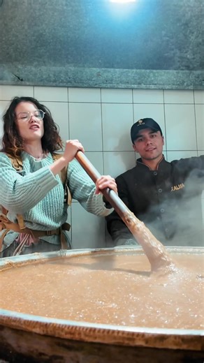 🇺🇿La xalisa ou halisa est une spécialité ouzbèke très appréciée pendant le #ramadan ! Je l’ai goûtée à Samarquand. C’est une bouillie de viande, de blé et de graisse, qui cuit pendant 15 à 24 heures avant de pouvoir être enfin dégustée. #ouzbekistan #uzbekistan #ramadan2026 #samarkand