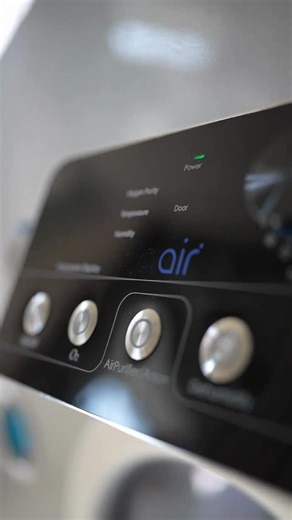 O²air - Breath with us 🌬 on Instagram: "Details, die den Unterschied machen. Hochwertige Regeneration beginnt nicht erst beim Sauerstoff, sondern bei der Art, wie Technologie, Komfort und Sicherheit zusammenspielen. Denn damit Sauerstoff im Körper wirken kann, muss das Umfeld stimmen: Druckstabilität, Materialqualität, präzise Steuerung und ein Setup, das den Körper nicht belastet, sondern unterstützt. Warum Details bei HBOT entscheidend sind ⚪ Gleichmäßiger, kontrollierter Druck sorgt für eine