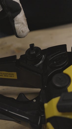 ✔ Hou je kettingzaag in topconditie! Een kettingzaag moet je regelmatig smeren zodat alles soepel blijft bewegen. Het voorkomt dat de ketting vastloopt en laat je toe om veilig te werken. Heb je een kettingzaag zonder automatische smering? Smeer je toestel dan zelf regelmatig in met zaagkettingolie. 💧 Liever geen gedoe? Geen zorgen, wij bieden ook kettingzagen mét automatische smering! 😉 #kettingzaag #kettingzaagonderhoud #doehetzelftips #Powerplus | Powerplus België