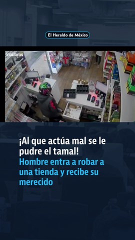 CONTEXTO: Un intento de robo en una tienda de Brasil concluyó cuando el ladrón fue impactado en el pecho por un disparo. Según el reporte policial, el autor del disparo fue el hijo del dueño del establecimiento, un coleccionista y cazador, quien utilizó un arma de fuego. El asaltante, con antecedentes penales por robo y narcotráfico, resultó herido mientras intentaba huír del lugar a bordo de una motocicleta sin placa, sin embargo tropezó y fue arrollado por un auto. #asalto #robo #noticias #Bra