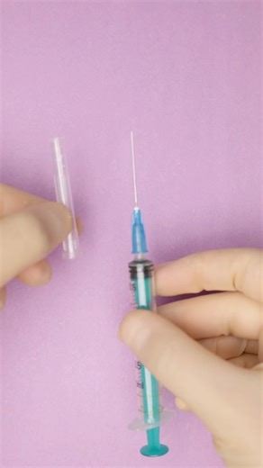How to Uncap Needles Without Dying 😷 #goodtoknow #surgeonlife #medicine #lifehacks #injection #hack