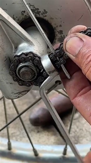 The release stage of a nut uses a chain wrapped around the nut#automobile