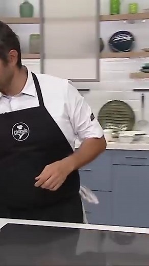 Parte 1. Aprende con Enrique Sánchez cómo preparar un delicioso y nutritivo caldo de pollo. Extracto del Programa Cómetelo. Ver Receta Completa https://tinyurl.com/3xtm6stk #recetas #recetasfaciles #caldodepollo #sevilla #andalucia | Malaspulgas Café Tapas