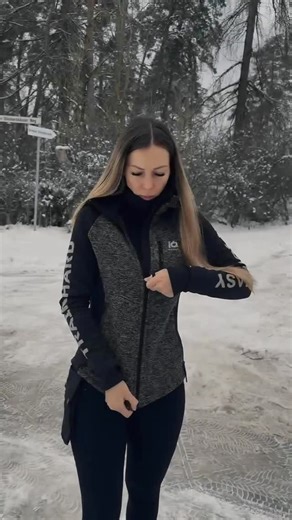 IQ Dogsport on Instagram: "🇺🇸 Built for movement. Designed for real dog life - looking HOT 🐕🔥 When spring kicks in, you need a jacket that simply works – no matter where the day takes you. The IQ Zip Hoodie Jacket is made for training sessions, long walks and spontaneous rounds in between. Smart storage, clean design, zero distractions. ✔ Smart back pocket for balls, leashes & toys ✔ Easy-access front treat pockets – roomy & practical ✔ Secure chest pocket for phone & essentials ✔ Integrated