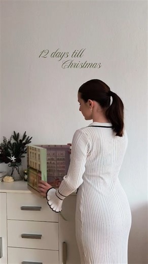 Ania Wieczorek • makeup content creator on Instagram: "12 days of icons @pixibeauty 💖 [reklama] W tegorocznym odliczaniu do świąt towarzyszy mi kalendarz adwentowy Pixi z kultowymi produktami do pielęgnacji i makijażu 🎁 Oczywiście nie byłabym sobą, gdym nie otworzyła wszystkich okienek jednego dnia🥹 A Ty, otwierasz okienka przez cały grudzień czy wszystko na raz? #pixifestiveglow #pixibeauty #pixibypetra"