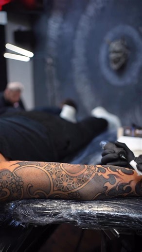 Lines, dots, waves and a fully completed sleeve. Michal has brought to life this amazing full sleeve for his customer, a unique mix of Japanese vibes, dotwork and linework all in a one of a kind design. Remember all sleeves are custom made just for you! No copy and paste 🫡🤫 #completedsleeve #largetattoo #blackandgrey #linework Aberdeen, Unit 9&10, The Galleria, Langstane Pl 💼 Tuesday - Saturday 10.00am-6.00pm Want to book a session, please contact us 😁 📩 Instagram : @yts_aberdeen 📩 Faceboo