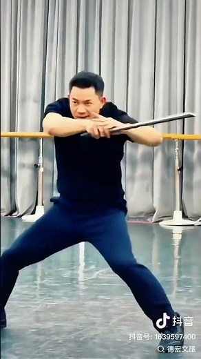 Classic moves of Dehong Jingpo knife dance performed by Yuan Zhiping.#MunaoZongge