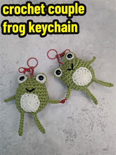 Crochet couple/friendship frog keychain with magnetic heart, cute crochet gift idea! 💚 Tutorial on my YouTube channel: Brunaticality ✨ #crochet #diy #crafting #craft