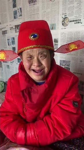 Sister Hua looks so cute when she smiles. Her happy tongue is singing. She is really