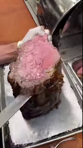 Prime rib at Golden Steer Steakhouse Las Vegas (Las Vegas, United States 🇺🇸) Prime rib is a beloved holiday dish in the United States , often served as the centerpiece of Christmas and New Year’s celebrations. This tender and flavorful cut of beef, taken from the rib primal, is slow-roasted to perfection to preserve its juiciness. Its popularity during the holiday season stems from its association with indulgence and special occasions. Traditionally, it’s paired with sides like creamy mashed p