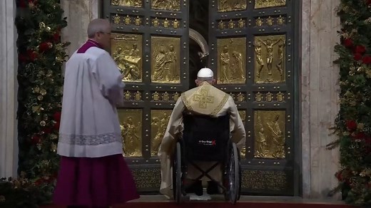 教宗打开圣门，开启25年一次的禧年，超3000万名朝圣者将穿过这扇门寻求宽恕_腾讯新闻