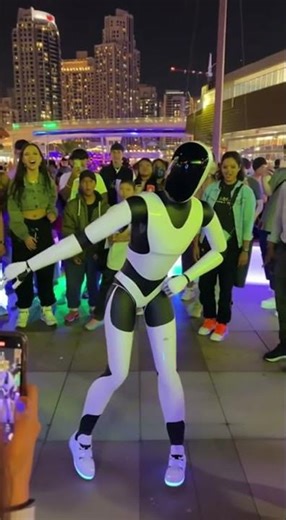 When a Tesla Bot Drops a TikTok Dance in Dubai Marina! #sora2 #dubai #teslabot #viralvideo #tiktok