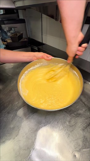 Recette cake marbré 🍫 Tu peux retrouver le lien de mon ebook dans ma bio 📎 Appareil à cake vanille: * 75g de beurre * 165g de sucre semoule * 1 œuf * 1 gousse de vanille * 2g de sel fin * 110g de crème liquide entière * 140g de farine * 3g de levure chimique Appareil à cake chocolat: * 75g de beurre * 165g de sucre semoule * 1 œuf * 20g de cacao en poudre non sucré * 2g de sel fin * 110g de crème liquide entière * 120g de farine * 3g de levure chimique Sirop d’imbibage: * 50g de sucre * 12cl d