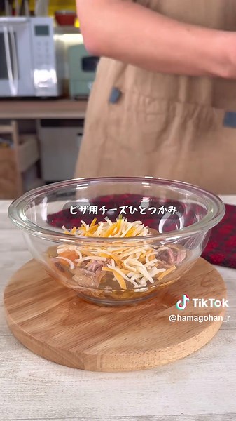 とろ〜りチーズとふわふわ卵が絡み合う、濃厚な味わいのツナたまご丼！ ツナとめんつゆの旨み、マヨネーズのコクが絶妙にマッチして、ご飯が止まらない美味しさ。 フライパンひとつで簡単に作れるから、忙しい日のランチや夜食にもぴったり！ 【簡単なのに超絶品！ふわとろツナたまご丼】 【材料】 ご飯 一膳 たまご 2個 ツナ 1缶 マヨネーズ 大さじ1 めんつゆ(2倍濃縮) 小さじ2 ピザ用チーズ ひとつかみ バター 10g 〜お好みで〜 パセリ 【作り方】 ①容器に卵ツナマヨネーズめんつゆピザ用チーズを加えてよく混ぜておく ②フライパンを準備してバター10g を溶かしたら卵を加えて軽く混ぜるご飯に盛り付けてお好みでパセリを振ったら完成！ #longervideos #簡単レシピ #時短 #お手軽レシピ #料理 #cooking