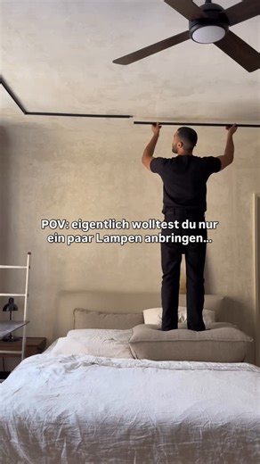 Julian & Marian on Instagram: "(Anzeige) …ich konnte ja nicht ahnen, dass mein Schlafzimmer jetzt aussieht wie eine Kunstgalerie 🤭😍 Jetzt brauch ich halt ganz schnell Kunst an den Wänden 🖼️ Das Schienensystem ist das U-Rail System von @paulmann_licht und die Spots heißen „Luxe“. Die sind per App steuerbar (dimmen, Farben anpassen, Timer einstellen…) 👌🏽 #makeover #diy #vorhernachher #beleuchtung #design"