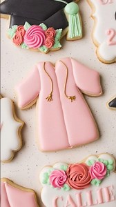 Pink and gold graduation gown cookie decorated with royal icing #cookiedecorating #royalicing