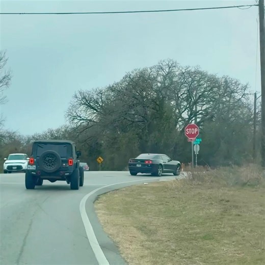 Camaro Unleashed: Pure Power and Adrenaline on the Track!