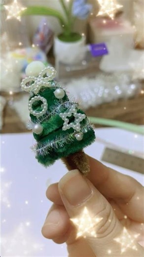 Handmade Christmas Tree Hair pin by Pipe cleaner #diy #christmas #fuzzywireflowers #christmastree