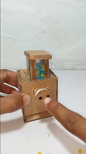 WORLDS SMALLEST CANDY DISPENSER MACHINE! 😻