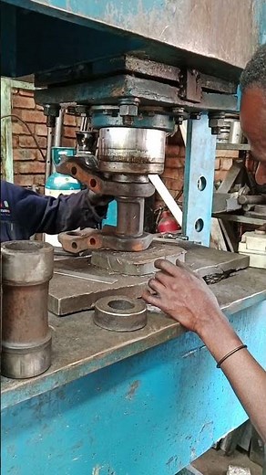 PUSHING SUPPORT ON EXCAVATOR'S TRACK CHAIN LINK USING HYDRAULIC PRESSING MACHINE IN WORKSHOP