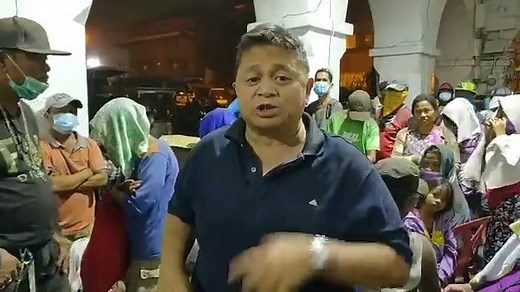 PANOORIN: Inanunsiyo ni Mayor Pong Mercado ng Taal, Batangas na ililipat sa Batangas Sports Complex sa Batangas City ang mga residente ng Taal na nasa evacuation centers. (📷: Pong Mercado) | ABS-CBN News