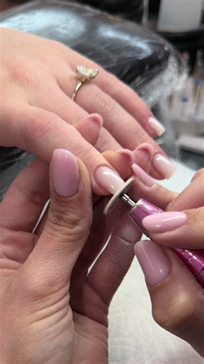 For the girls who love their natural nails — just stronger 💅🏼✨ Builder gel = protection growth shine.