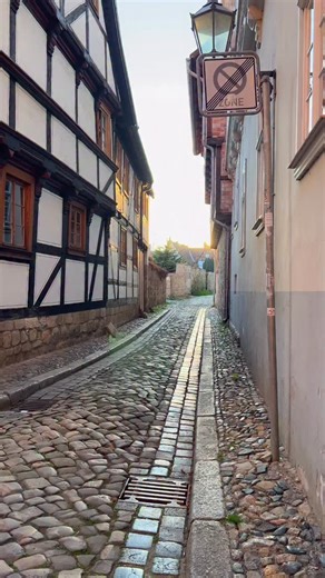 Zwei historische Altstädte, die zeigen, wie schön Deutschland wirklich ist: Bamberg begeistert mit dem Alten Rathaus mitten in der Regnitz, den Gassen am Domberg, Klein Venedig und den berühmten Rauchbier-Brauereien rund um das Schlenkerla. In Quedlinburg erwarten dich über 2.000 Fachwerkhäuser, ein beeindruckender Marktplatz, das Rathaus, der Schlossberg mit der Stiftskirche und regionale Spezialitäten wie der Quedlinburger Senf. ✨ Wenn du solche Reiseideen magst – folg mir für die nächsten Tou