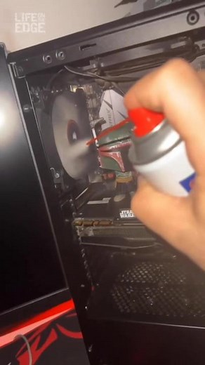 stitch with @lifeontheedgeofficial yeah I'll take dust over spontaneous combustion any day #pc #pctips #pcbuilding #mryeester