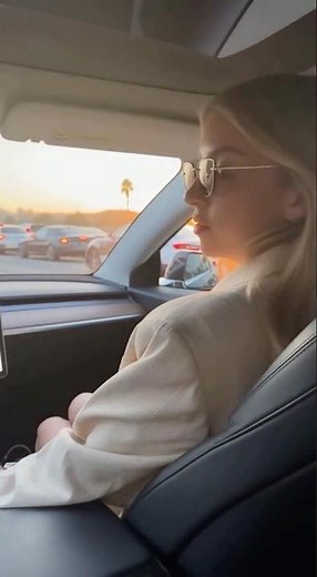 Sydney Sweeney's LA traffic essentials (#ASMR)