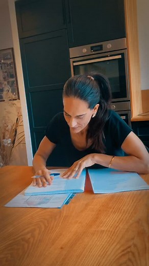 Le stylo, épisode 2. En dédicace (avec le 🖊️moumoute ou 🔪 je ne sais pas encore)👇 👉Salon du livre d’Orange (29-30 nov) @villedorange Librairie Hédis (84) 👉Monaco (6 décembre, Festival Franco-Monégasque 10h-18h 7, rue de l’Industrie) @librairiefm @editionslatrace 🙏💙 #dedicace #saga #stylo #stylofashion #romancière #orange #monaco #editionslatrace #prometsmoiemile #letoutparisetlui #parutionlittéraire #roman #ecriture #destin #secret #enfant #moumoute #book #bookstagram #librairie #librairi