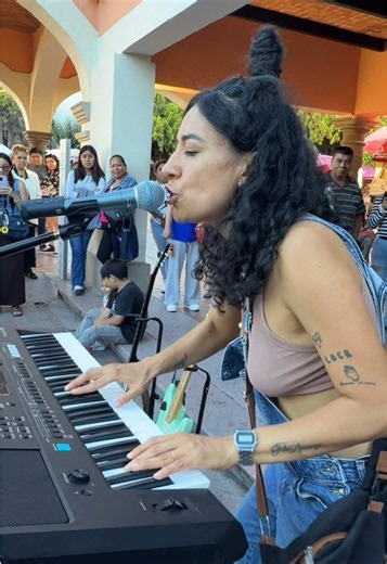 Flor Amargo - La Loca del Metro (Tocando el Piano) 😳