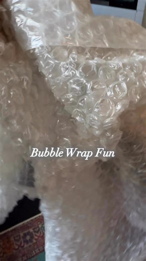 📦🫧🫧 Bubble wrap popping is such a fun sensory activity! Just chuck it on the floor and let them go wild! #kidsactivity #bubblewrap #sensoryactivity | Simple play & craft ideas