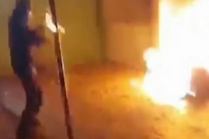 Vídeo impactante: adolescente atira coquetel molotov em morador de rua