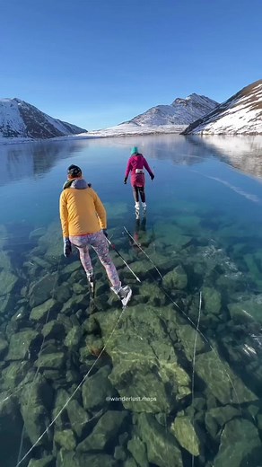 ¿Te atreverías a patinar en un lago congelado en Alaska? 🧊