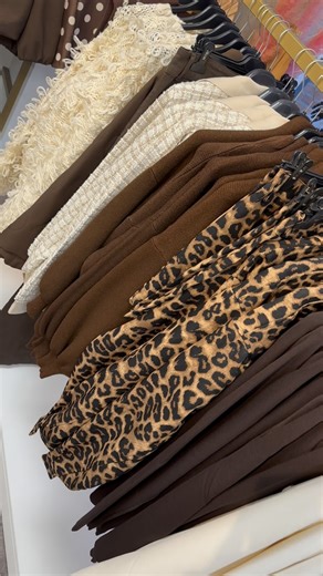 NEW WEEK • NEW COLLECTION 🤎 Onze winkel hangt weer helemaal vol met nieuwe items en veel aanvulling! Kom gezellig langs! #newin #newcollection #fallcollection #outfit #outfitoftoday #lovethis #trend #fashion #autumn #nieuwecollectie #najaarscollectie #damesmode #kleding #shopnow #mimoda | Mimoda