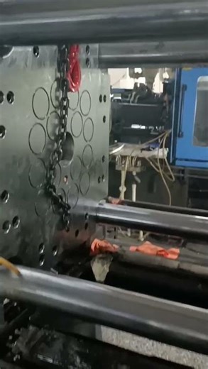 Quick mold change in injection molding machine