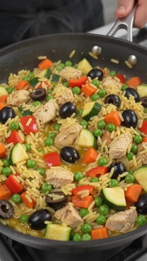 Making Healthy Mediterranean Chicken Fried Veggie Rice 🍚🍗🥕🫑🥒🫒 | Easy Healthy Dinner