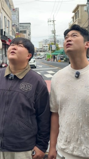 가장 제주스러운 음식 각재기는 전갱이의 제주도 방언이다. 고급 초밥 재료이기도 한 전갱이 한 마리를 통째로 넣고 배추 듬뿍 넣어 맑게 끓여내는 각재기국. 생선과 채소라는 단순한 조합이 만들어내는 국물이지만, 믿을 수 없을 만큼 미묘한 감동이 있다. 제주에 각재기국으로 유명한 집들이 몇 군데 더 있지만 깔끔함으로는 이 집이 단연 최고. 신선한 재료로 만든 찬들이 주는 청량감도 상당하다. 여러 종류 나오는 제철 쌈채소에 각재기 살 한 점 발라 밥, 그리고 푹삭은 멜젓을 싸먹는 재미도 쏠쏠해서 밥 한 공기로는 아쉽다는 생각이 들 정도. 깨끗한 기름으로 잘 튀겨 바삭하고 고소한 멜(멸치) 튀김도 별미. 찬으로 나오는 깻잎에 싸 먹으면 별다른 소스 없이도 간이 딱 맞는다. 제주에만 있는 맛. 상호 : 정성듬뿍제주국 주소 : 제주특별자치도 제주시 무근성7길 16 #최자맛집 #제주 #각재기국