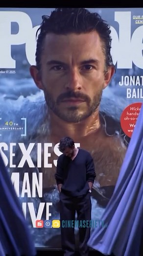 9.5K views · 328 reactions |  JONATHAN BAILEY È L’UOMO PIÙ SEXY DEL MONDO  “Quando l’ho detto ai miei amici, mi hanno risposto: sì, sì, continua pure a ripetertelo.”  Ironico, brillante e senza prendersi troppo sul serio — Jonathan Bailey conquista anche così. #JonathanBailey #SexiestManAlive #PeopleMagazine #intervista #Hollywood #celebrità | CinemaSerieTV.it | Facebook