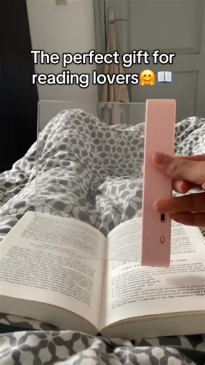 📖✨ More than a light — it’s a keeper of your imagination.�The Book Light Treasure Box glows like a lantern from another world, turning your room into a sanctuary for readers. Outside, it’s warm and inviting. Inside, it’s a vault of dreams, glowing softly like a story waiting to be told. 🌌🔐�Every time you open it, you’re unlocking a private escape — a cozy glow that wraps you in comfort and curiosity. From bedtime tales to long fantasy nights, let this treasure box guard your stories while lig